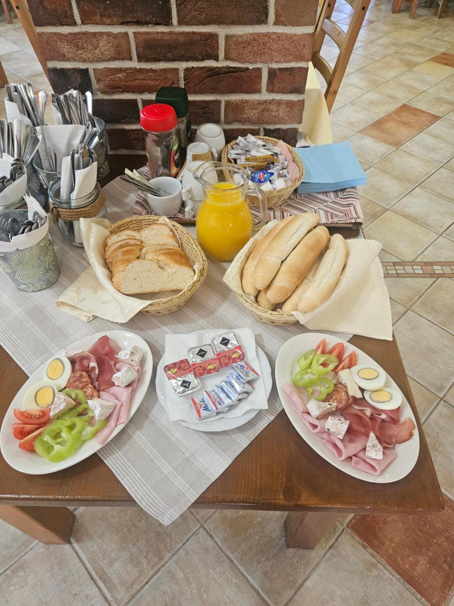 St. Florian Restaurant & Pension Vrakúň エクステリア 写真