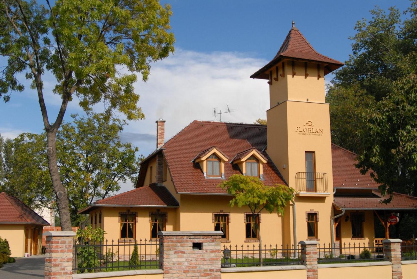 St. Florian Restaurant & Pension Vrakúň エクステリア 写真
