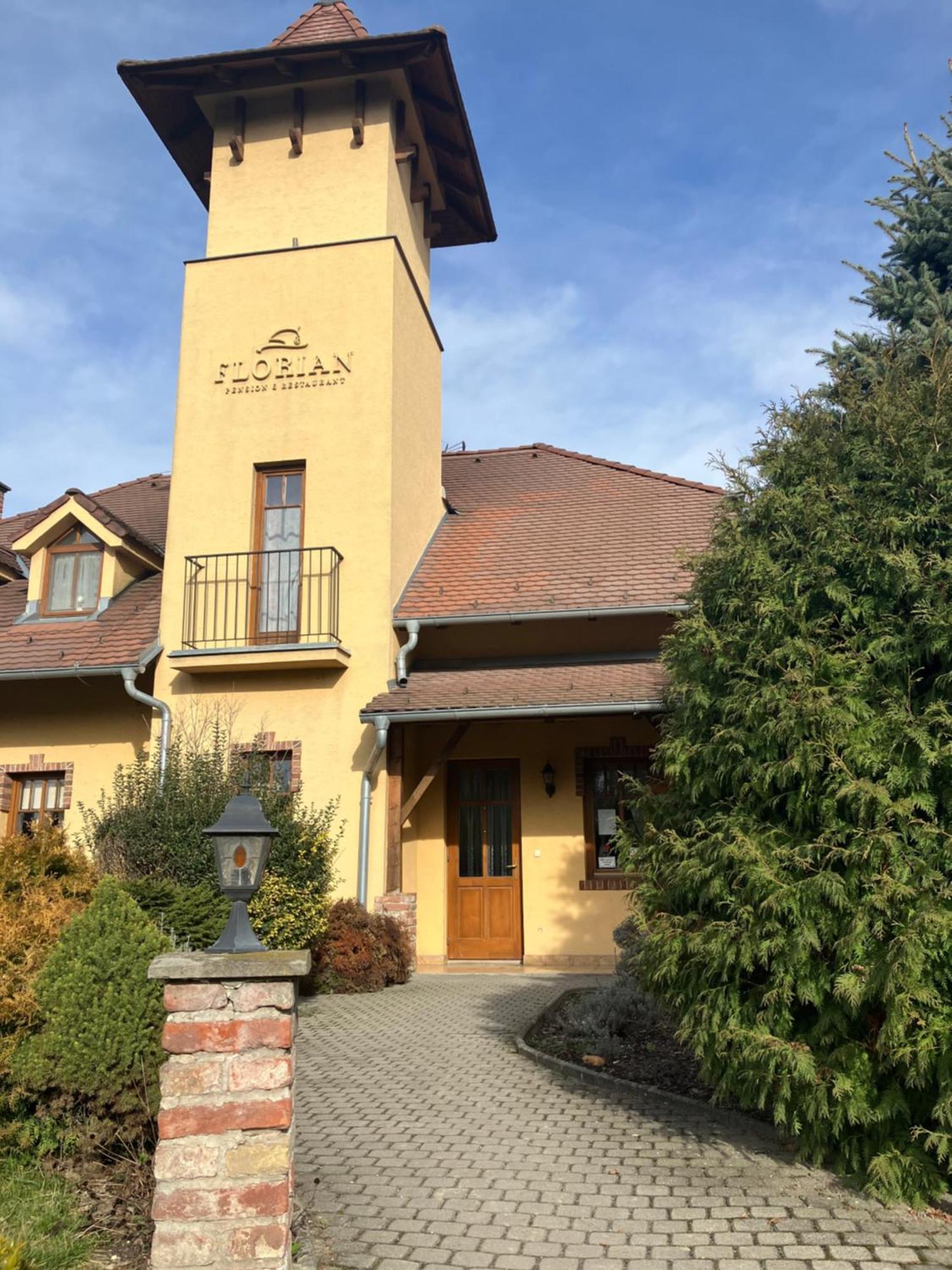 St. Florian Restaurant & Pension Vrakúň エクステリア 写真